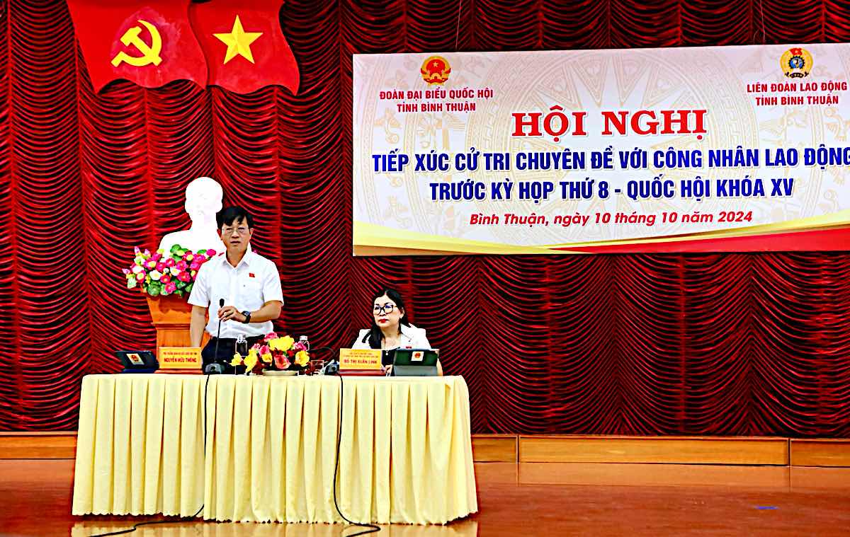 Doan dai bieu Quoc hoi tinh Binh Thuan chu tri hoi nghi. Anh: Duy Tuan 