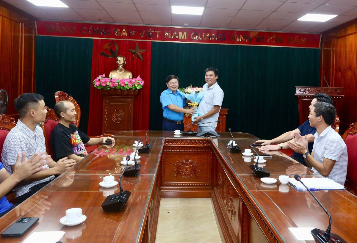 Mr. Hoang Dinh Trung - Chairman of Nam Dinh Provincial Labor Federation presented flowers to the football team participating in the 2024 Vietnam Workers and Civil Servants Football Tournament. Photo: Luong Ha