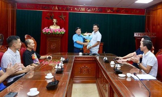 Ông Hoàng Đình Trung - Chủ tịch LĐLĐ tỉnh Nam Định tặng hoa đội bóng tham gia Giải Bóng đá công nhân, viên chức Việt Nam 2024. Ảnh: Lương Hà