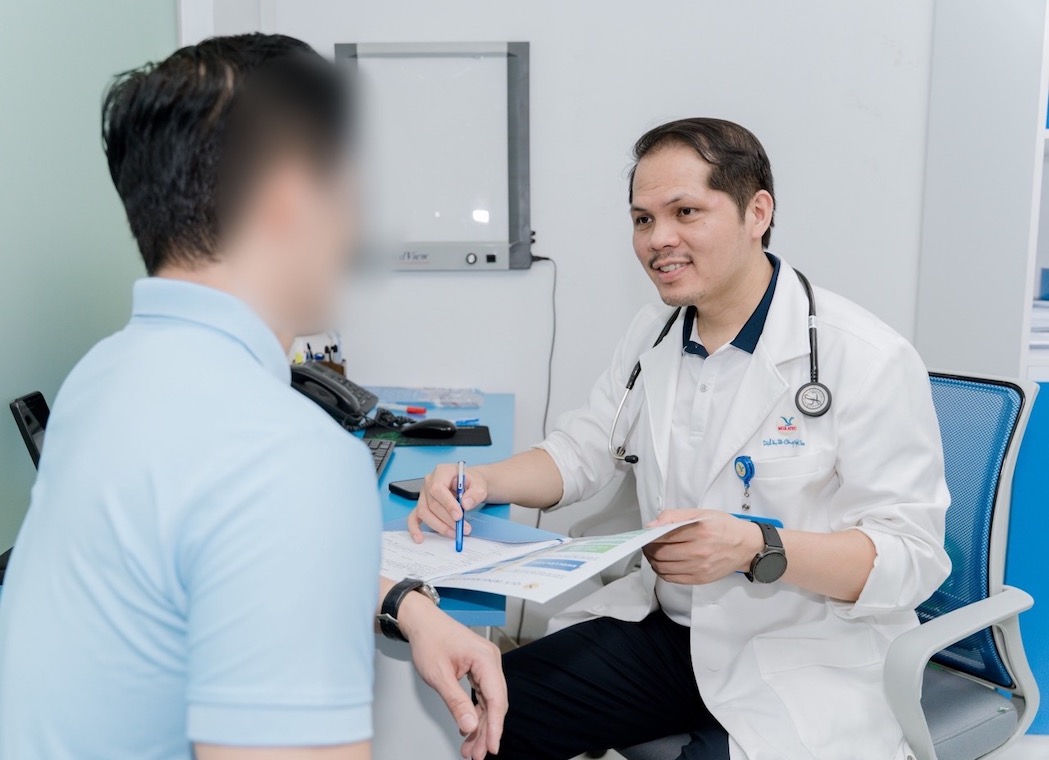 Bác sĩ thăm khám tư vấn cho bệnh nhân về bệnh giang mai. Ảnh: BVCC