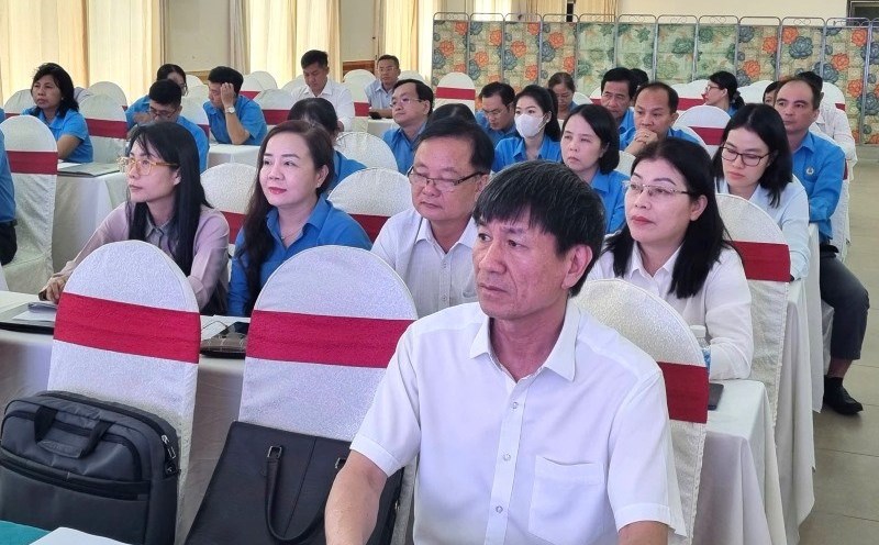 Trade union officials attend a conference to disseminate policies and laws on social insurance organized by the Vietnam General Confederation of Labor. Photo: Nam Duong