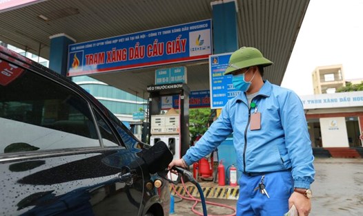 Giá xăng đồng loạt tăng mạnh. Ảnh: Hải Nguyễn