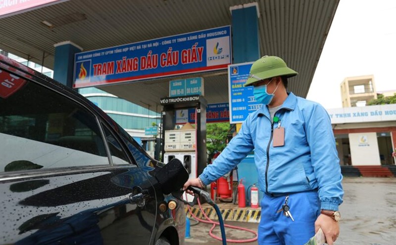 Giá xăng đồng loạt tăng mạnh. Ảnh: Hải Nguyễn