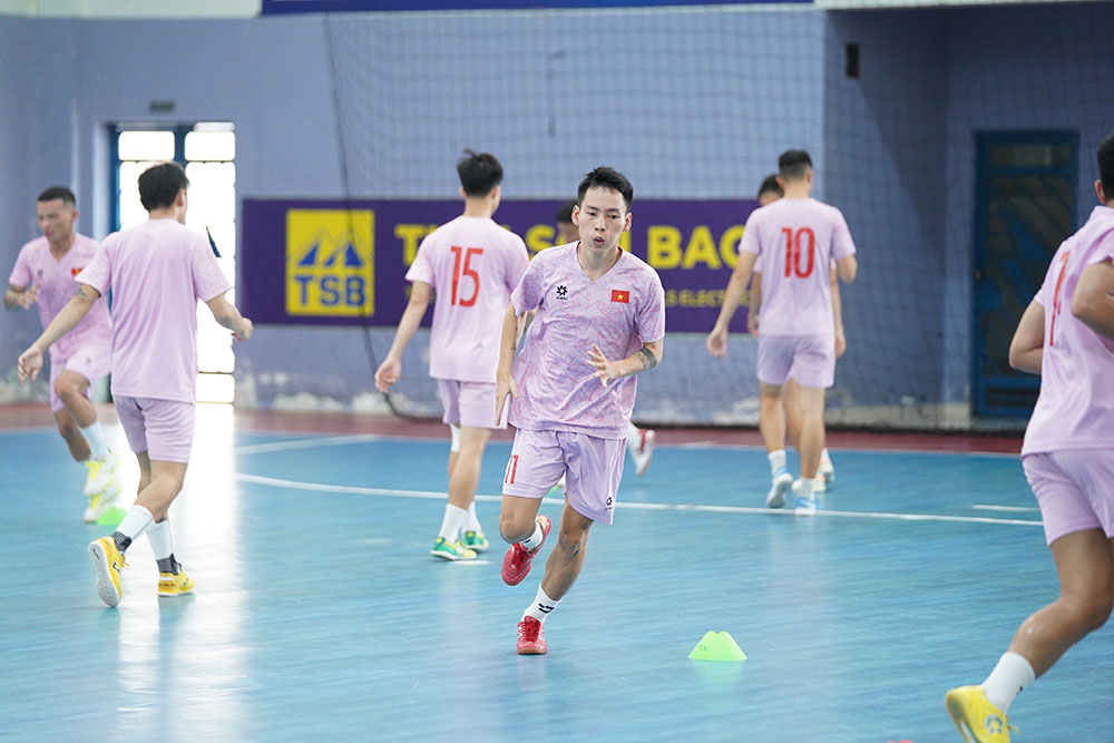 Ve luc luong, huan luyen vien Diego Raul Giustozzi da trieu tap vao danh sach tap trung doi tuyen tong cong 20 cau thu. Dang chu y la su tre hoa manh me voi su gop mat cua cac guong mat day tiem nang cua futsal Viet Nam.