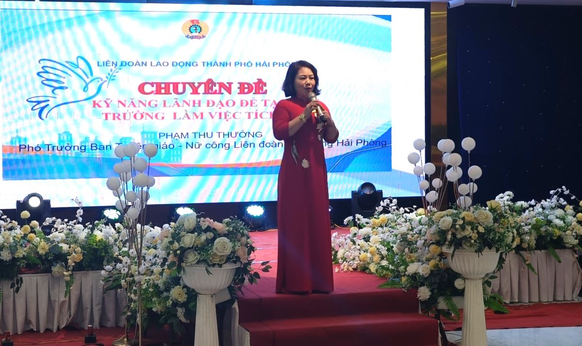 Cán bộ Ban Tuyên giáo Nữ công LĐLĐ TP Hải Phòng chia sẻ tại chương trình. Ảnh: Mai Dung