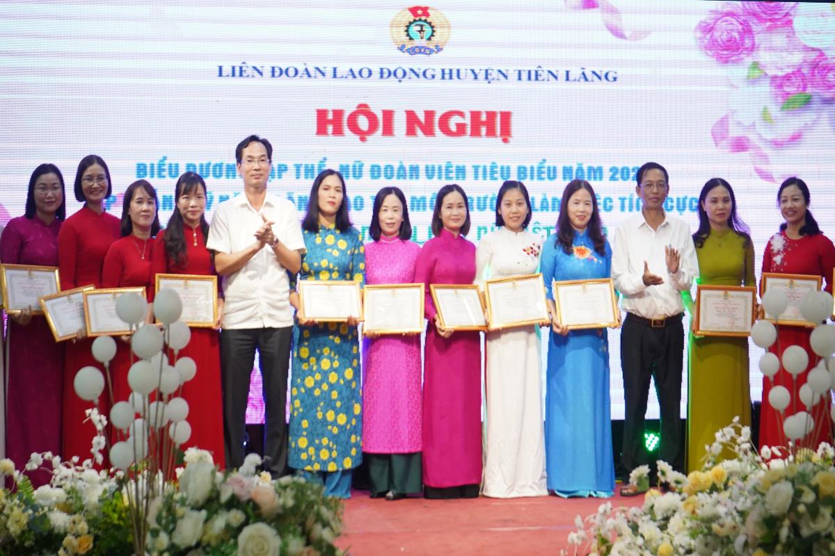 Đại diện lãnh đạo huyện Tiên Lãng khen thưởng nữ đoàn viên tiêu biểu trong phong trào thi đua Giỏi việc nước, đảm việc nhà. Ảnh: Mai Dung
