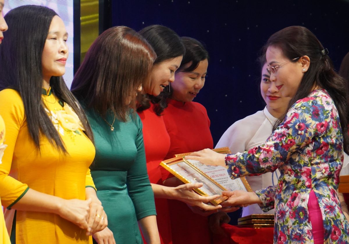 Đại diện lãnh đạo LĐLĐ TP Hải Phòng khen thưởng các tập thể. Ảnh: Mai Dung