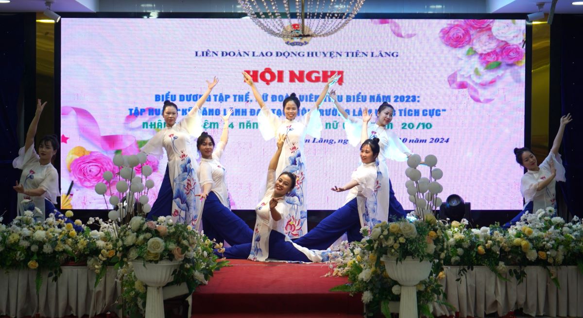 Các tiết mục văn nghệ do nữ đoàn viên, CNVCLĐ huyện Tiên Lãng dàn dựng, biểu diễn nhân kỉ niệm 14 năm Ngày Phụ nữ Việt Nam 20.10. Ảnh: Mai Dung