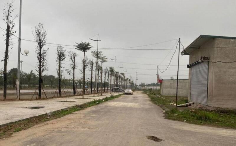 Nhiều lô đất dịch vụ ở xã An Khánh (huyện Hoài Đức, Hà Nội) đang được rao bán. Ảnh: Thu Giang