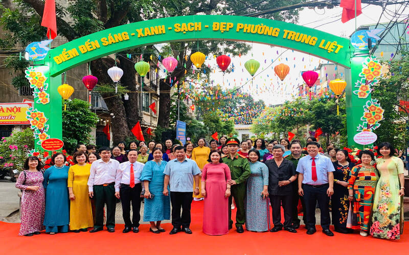 Gắn biển công trình chào mừng 70 năm ngày Giải phóng Thủ đô. Ảnh: Hoàng Lộc