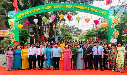 Gắn biển công trình chào mừng 70 năm ngày Giải phóng Thủ đô. Ảnh: Hoàng Lộc