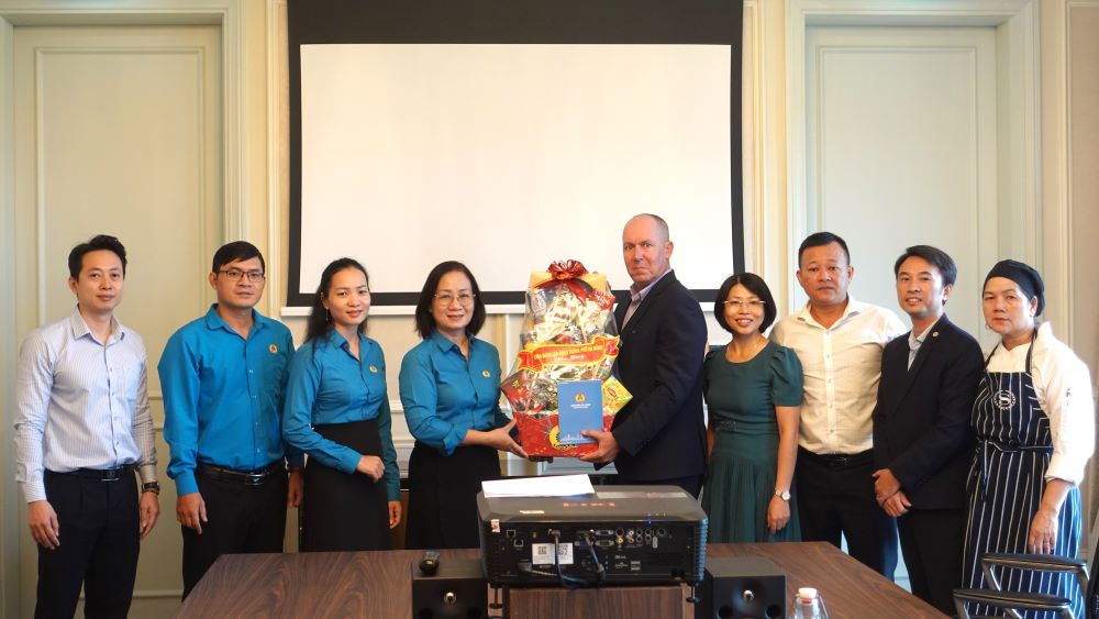 Bà Đinh Thị Thanh Hà - Phó Chủ tịch LĐLĐ TP Đà Nẵng thăm và trao quà cho Công ty Cổ phần Biệt thự và khách sạn Biển Đông Phương. Ảnh: Trần Thi