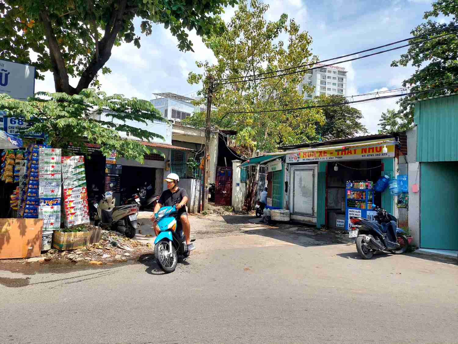 Nguoi dan tu duong Chu Van An phai di vao cac hem nho de ra duong Nguyen Xi. Anh: Minh Quan