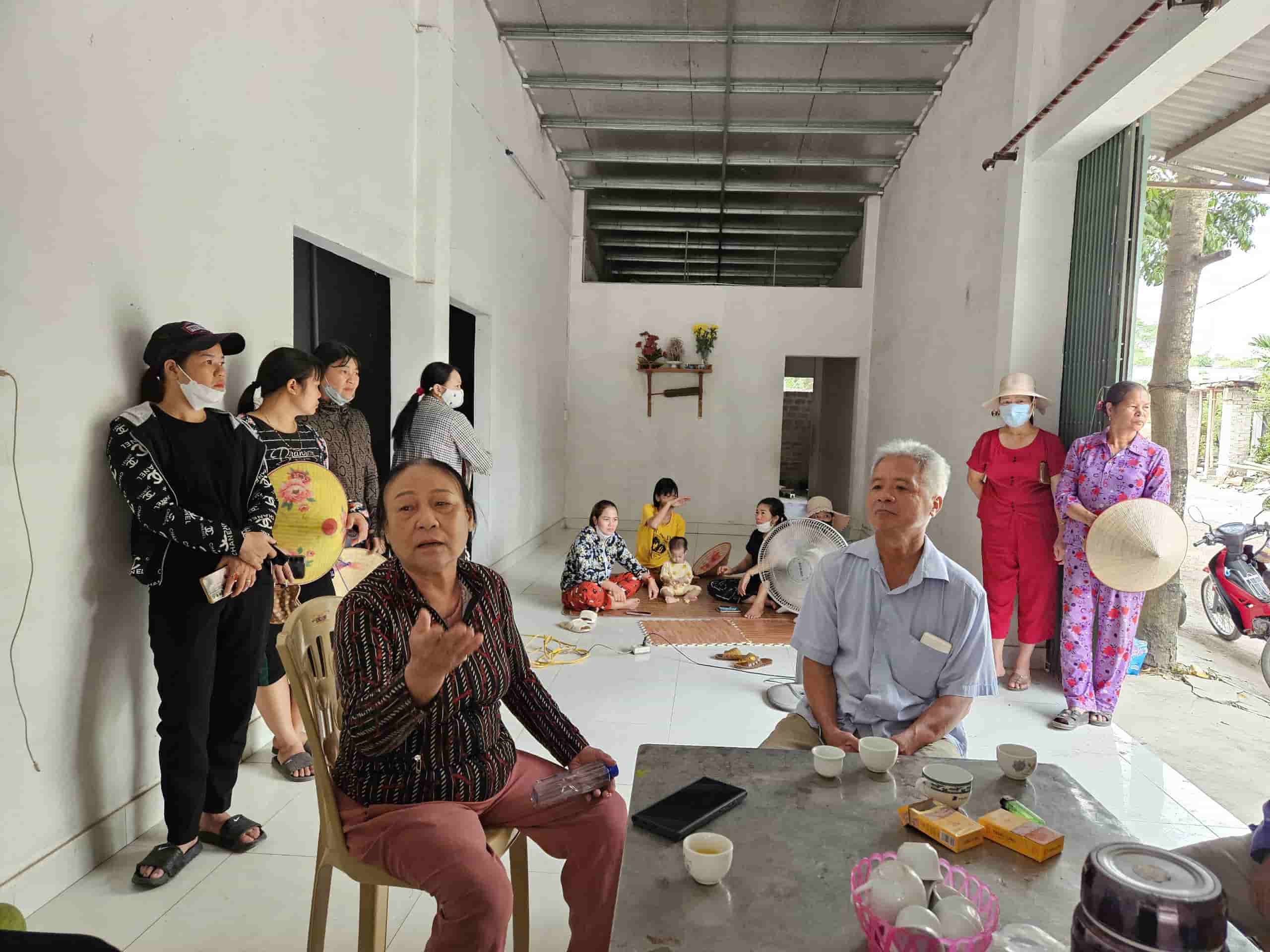 Người dân thôn Vĩnh Khương bức xúc về tình trạng bụi bẩn do xe chở đất đá ra vào mỏ gây ra. Ảnh: Nguyễn Trường