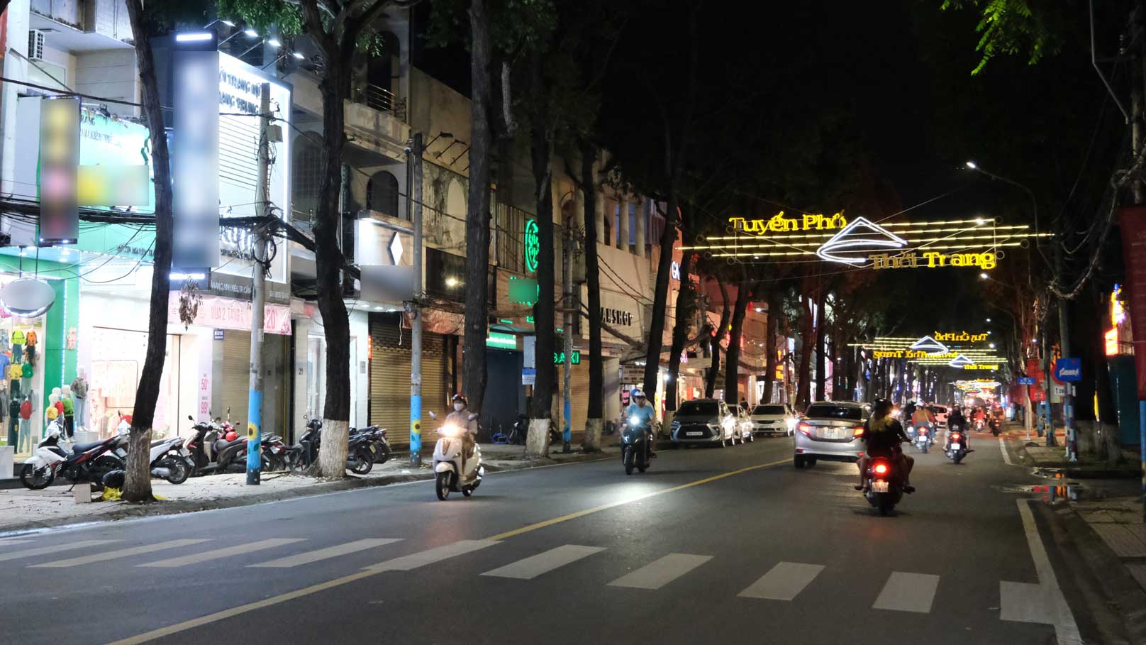 Ghi nhan vao khoang 19h30 toi ngay 9.10, khong khi mua sam tai tuyen pho thoi trang Nguyen Trai (quan Ninh Kieu, TP Can Tho) kha tram lang khi vao mua mua. Anh: My Ly