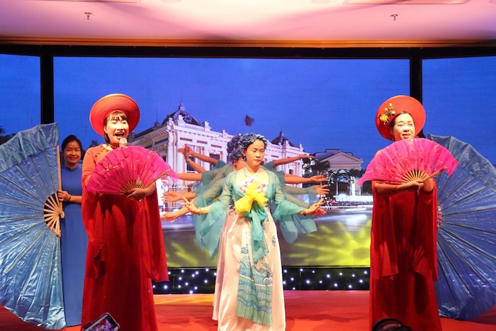 Female cadres of Vietnam Railways compete in singing and dancing. Photo: Nguyen Linh