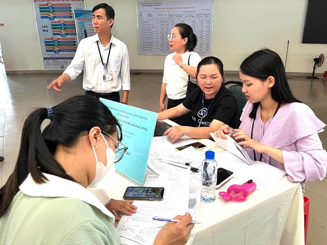Businesses recruiting workers at Dong Nai job exchange. Photo: HAC