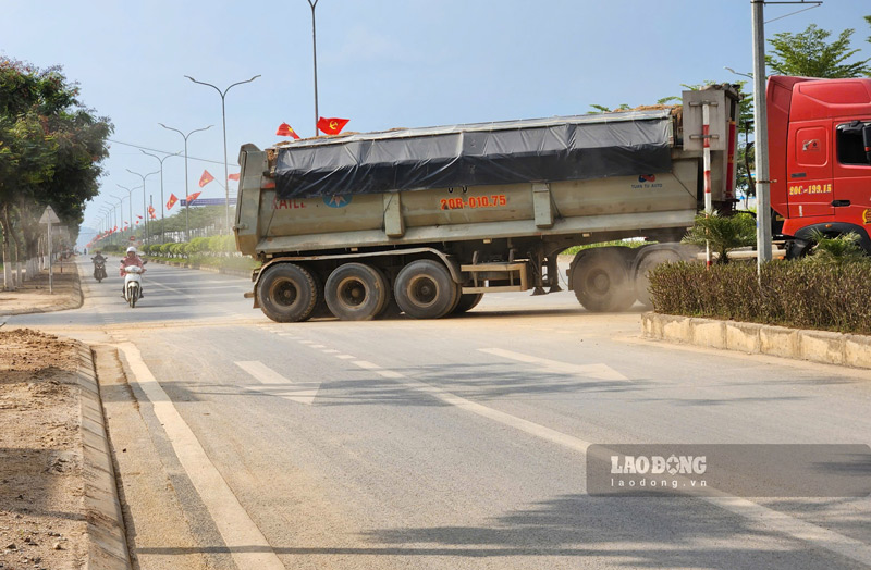 Khu vực mỏ cát Đồng Tâm và xe vận chuyển của mỏ này chạy trên đường Võ Nguyên Giáp. Ảnh: Tân Văn.