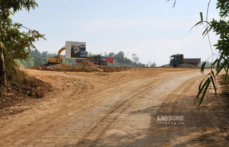 Chiếc xe tải chở đất, cát từ từ tiến ra đường Võ Nguyên Giáp. Ảnh: Tân Văn.