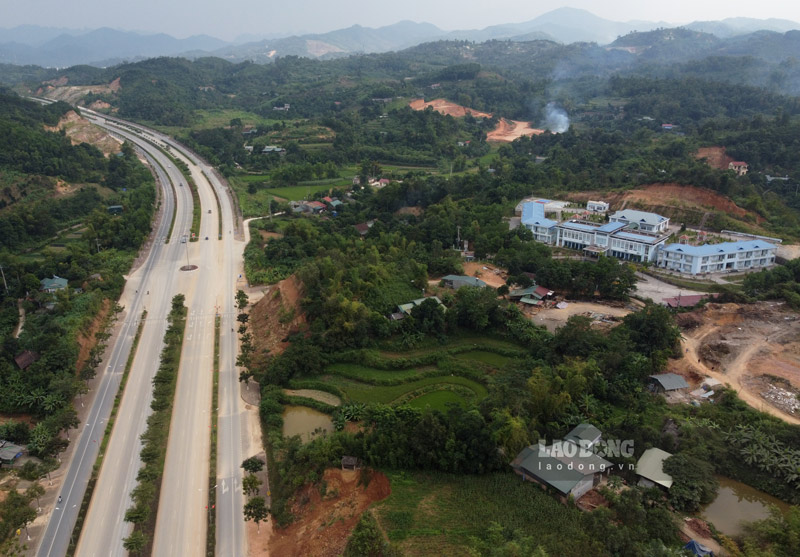 Một đoạn mặt đường Võ Nguyên Giáp bị “nhuộm vàng” bởi màu đất núi vương ra. Ảnh: Tân Văn.