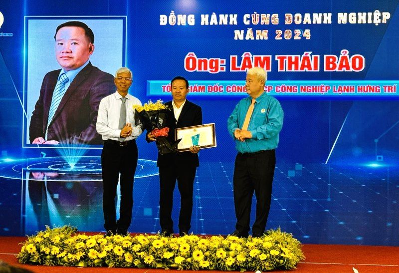 Lãnh đạo UBND và LĐLĐ TPHCM tặng hoa chúc mừng doanh nghiệp được tôn vinh trong chương trình "Đồng hành cùng doanh nghiệp". Ảnh: Đức Long