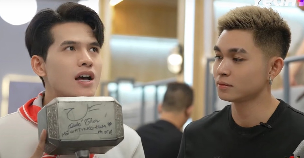 Quốc Thiên và Jun Phạm chia sẻ về những món đồ để lại cho các anh tài mùa 2 show Anh trai vượt ngàn chông gai. Ảnh: Nhà sản xuất.