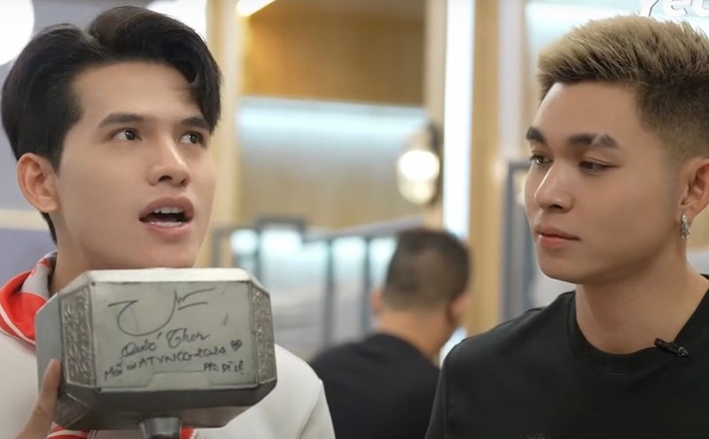 Quoc Thien and Jun Pham share about the items they left for the talents of season 2 of the show Anh trai vu ngan cong gai. Photo: Producer.