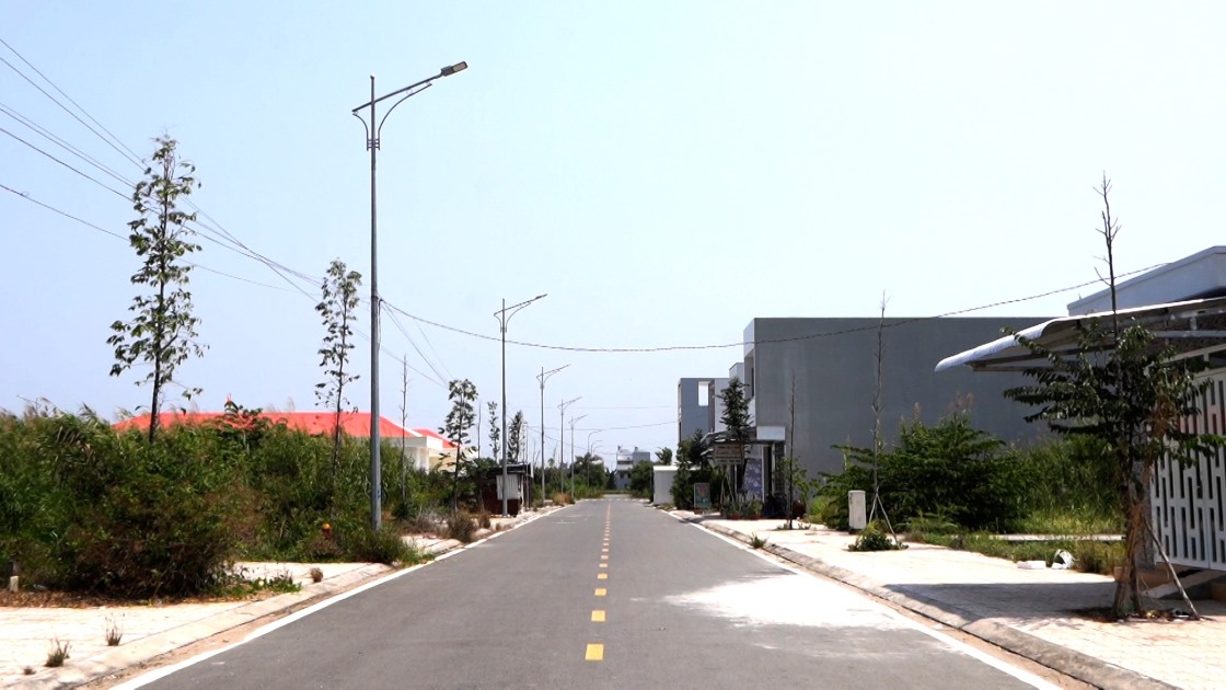 Can Tho residents complain about sky-high resettlement land prices. Photo: Ta Quang