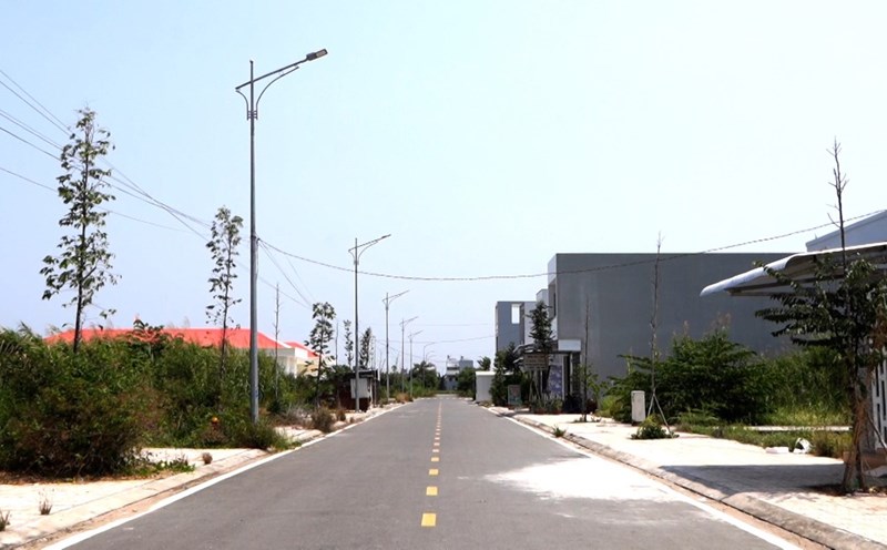 Can Tho residents complain about sky-high resettlement land prices. Photo: Ta Quang