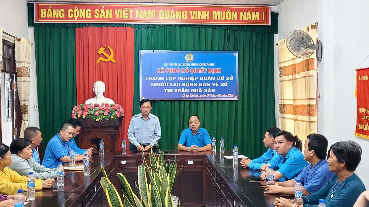 Chairman of Hau Giang Provincial Labor Federation Le Cong Khanh attended the ceremony to hand over the decision to establish the Labor Union for lottery ticket sellers. Photo: Provided by the unit.
