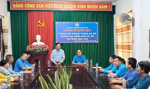 Chủ tịch LĐLĐ tỉnh Hậu Giang Lê Công Khanh dự Lễ trao quyết định thành lập NĐCS người lao động bán vé số. Ảnh: Đơn vị cung cấp.