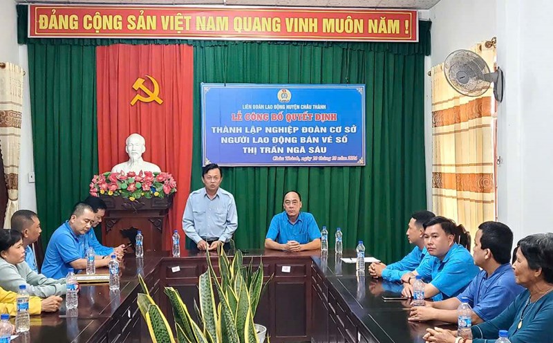 Chairman of Hau Giang Provincial Labor Federation Le Cong Khanh attended the ceremony to hand over the decision to establish the Labor Union for lottery ticket sellers. Photo: Provided by the unit.