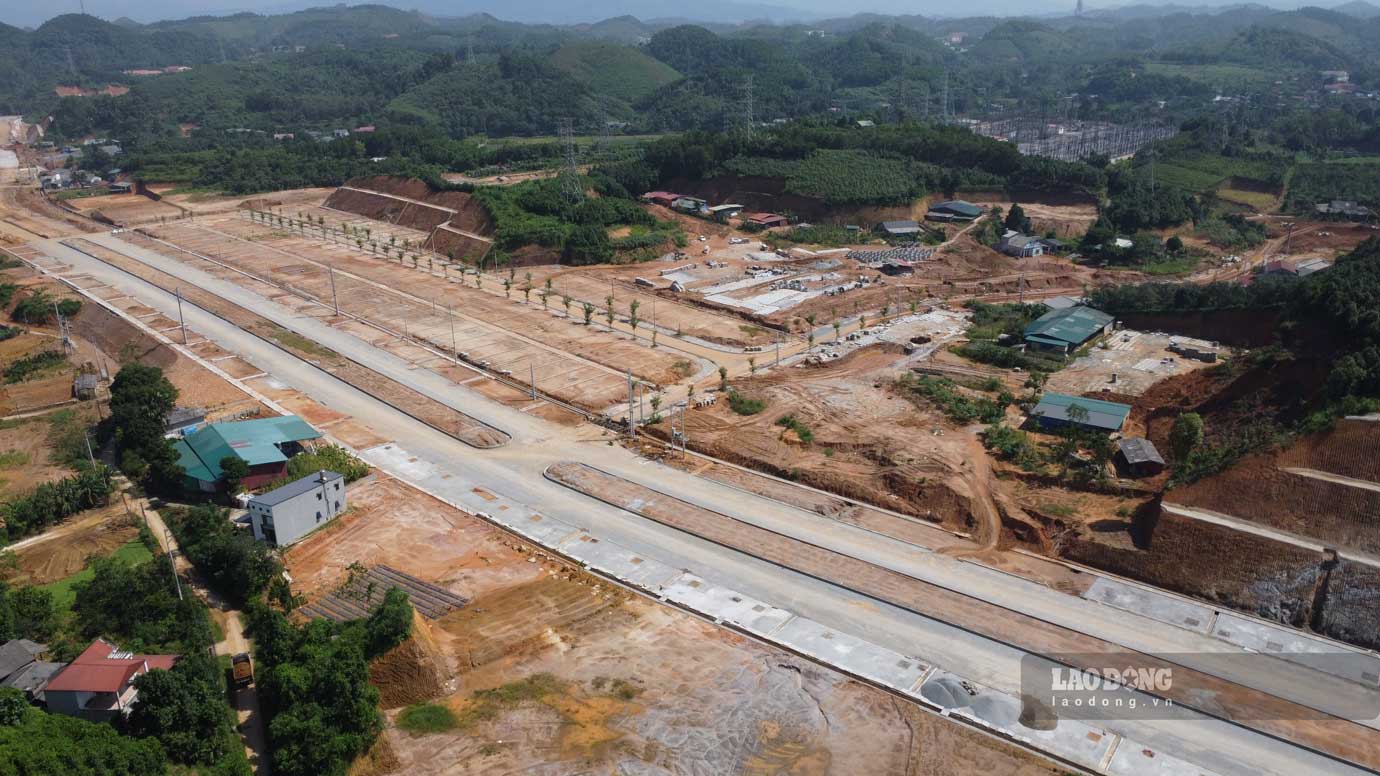 Hệ thống hạ tầng trên tuyến đường đang được hoàn thiện. Ảnh: Trần Bùi
