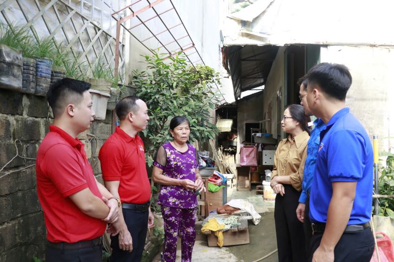 Dai dien SABECO cung Tinh doan Yen Bai tham hoi suc khoe va trao qua cho nguoi dan vung lu. Anh: SABECO