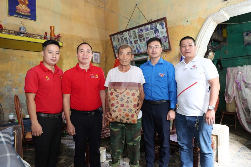 Representatives of SABECO and Tuyen Quang Provincial Youth Union presented gifts to people affected by storm Yagi. Photo: SABECO