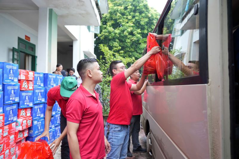 Nhan vien SABECO tham gia cuu tro sau bao Yagi tai Lao Cai. Anh: SABECO