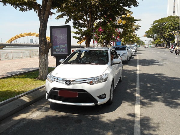 Da Nang deals with the problem of unpaid parking fees on the street. Photo: N.TL