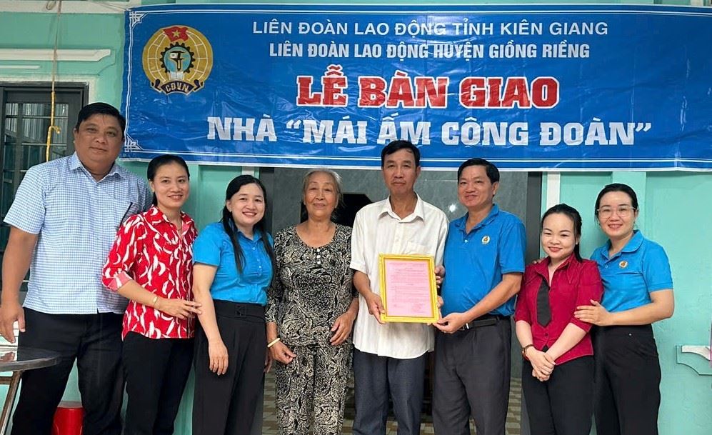 Handing over the Trade Union Shelter to union members. Photo: Giong Rieng District Labor Federation