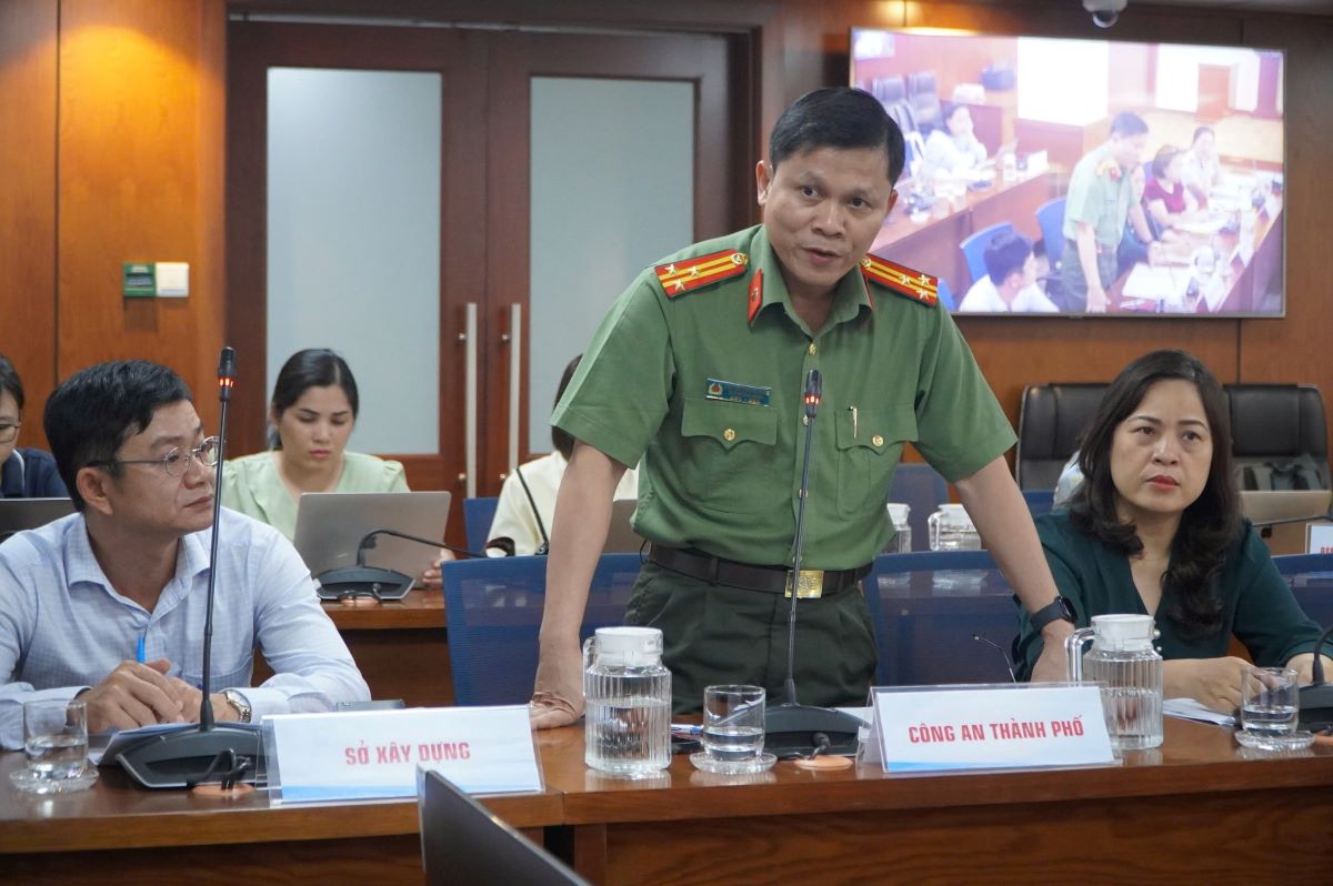 Công an TPHCM cảnh báo người dân về nhóm người giả xe ôm công  nghệ, sử dụng thủ đoạn để lừa tiền cước ở sân bay Tân Sơn Nhất. Ảnh: Chân Phúc