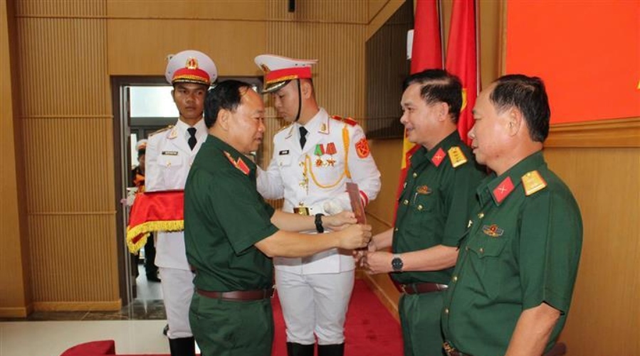 Lieutenant General Thai Dai Ngoc - Commander of Military Region 5 presents the decision to the cadres. Photo: Hien Nhi