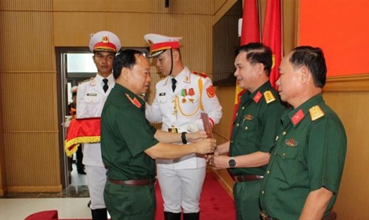 Trung tướng Thái Đại Ngọc – Tư lệnh Quân khu 5 trao quyết định cán bộ. Ảnh: Hiền Nhi