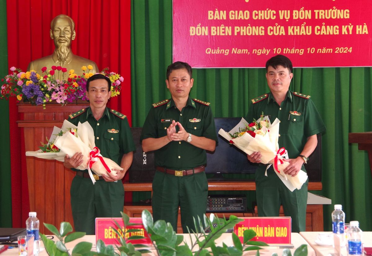Dai ta Tran Tien Hien - Chi huy truong BDBP tinh Quang Nam tang hoa chuc mung cac si quan quan doi nhan nhiem vu moi. Anh: Hong Anh 