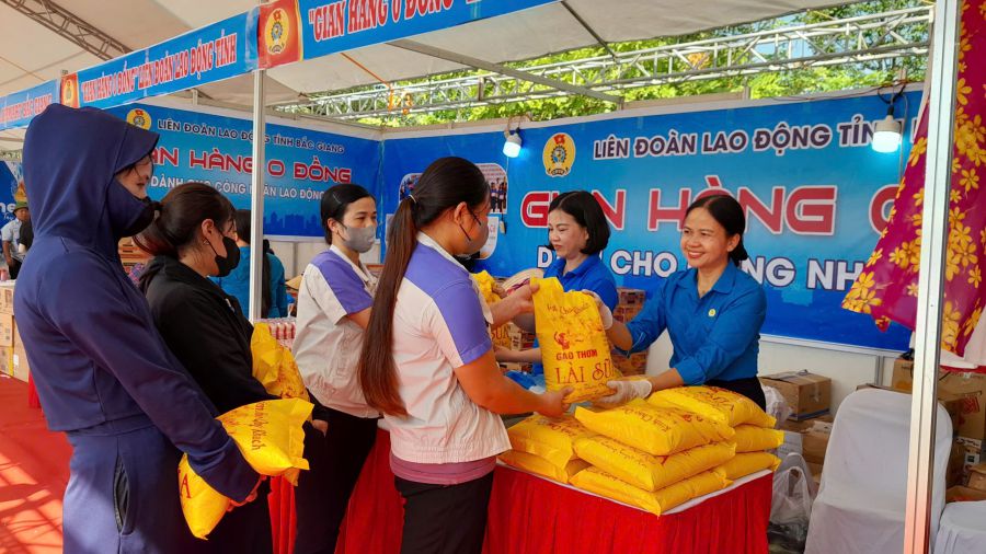 Công nhân lao động tại gian hàng giá 0 đồng do LĐLĐ tỉnh Bắc Giang tổ chức. Ảnh: LĐLĐ tỉnh Bắc Giang