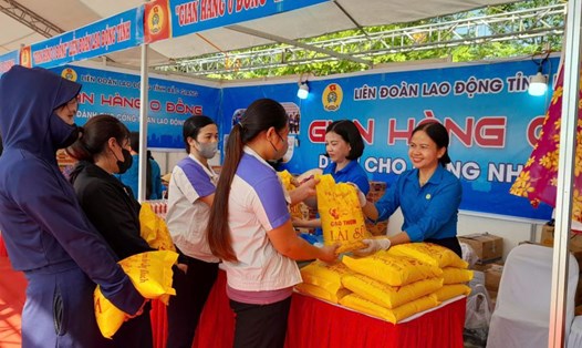 Công nhân lao động tại gian hàng giá 0 đồng do LĐLĐ tỉnh Bắc Giang tổ chức. Ảnh: LĐLĐ tỉnh Bắc Giang