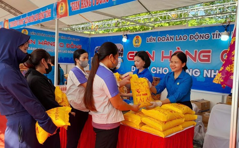 Workers at the zero-price booth organized by the Bac Giang Provincial Labor Federation. Photo: Bac Giang Provincial Labor Federation
