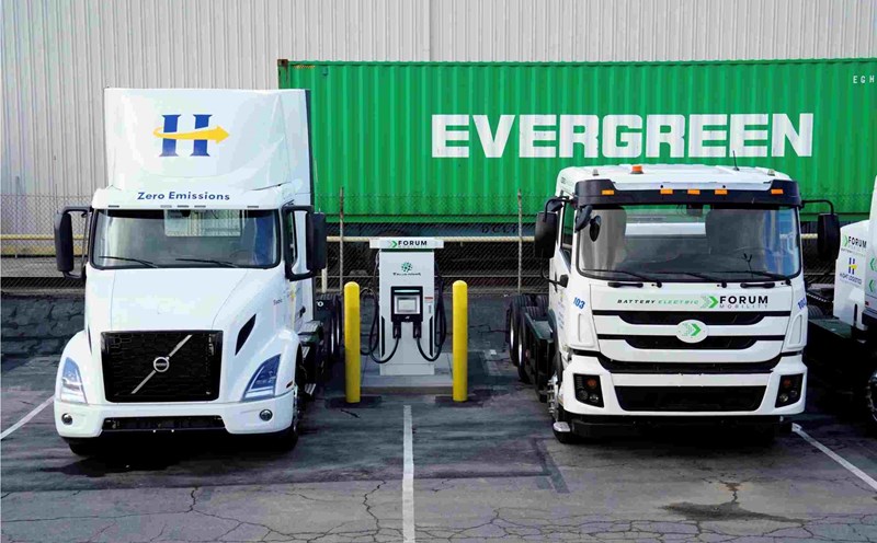 Heavy-duty electric trucks operate in Long Beach, California. Photo: Bing Guan/Bloomberg