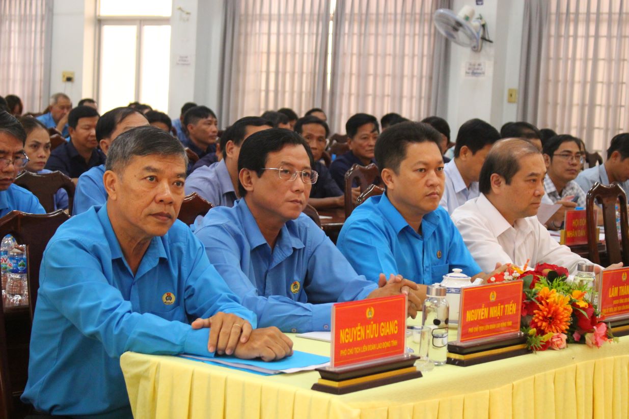 100 cử tri là cán bộ Công đoàn, đoàn viên, công nhân lao động tham gia buổi tiếp xúc cử tri của Đoàn ĐBQH tỉnh An Giang. Ảnh: Thanh Mai