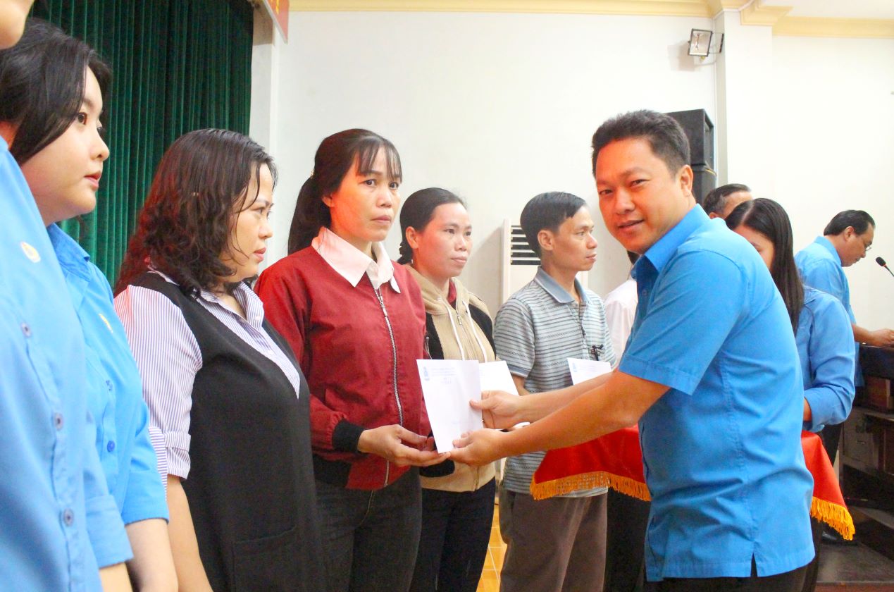 Chủ tịch LĐLĐ tỉnh An Giang Lâm Thành Sĩ tặng quà cho đoàn viên, công nhân lao động tham gia buổi tiếp xúc cử tri của Đoàn ĐBQH tỉnh An Giang. Ảnh: Thanh Mai 