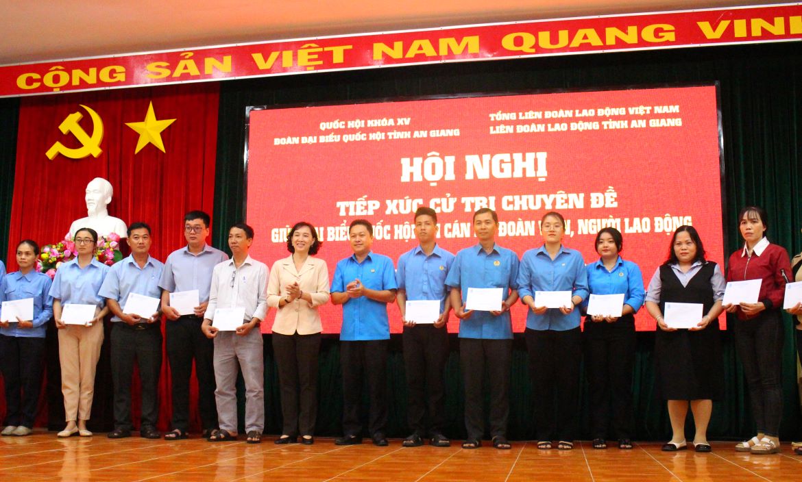 Buổi tiếp xúc cử tri chuyên đề của Đoàn ĐBQH tỉnh An Giang với cán bộ Công đoàn, đoàn viên, công nhân, lao động. Ảnh: Thanh Mai