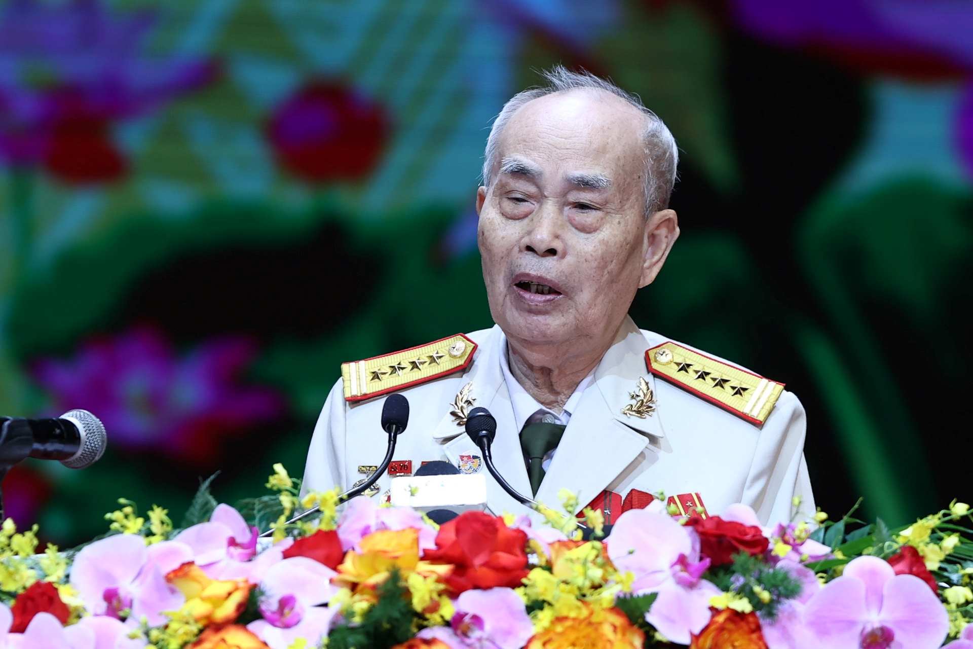 Mr. Nguyen Thu shared memories of the heroic historical moment of the past at the commemoration ceremony. Photo: Hai Nguyen